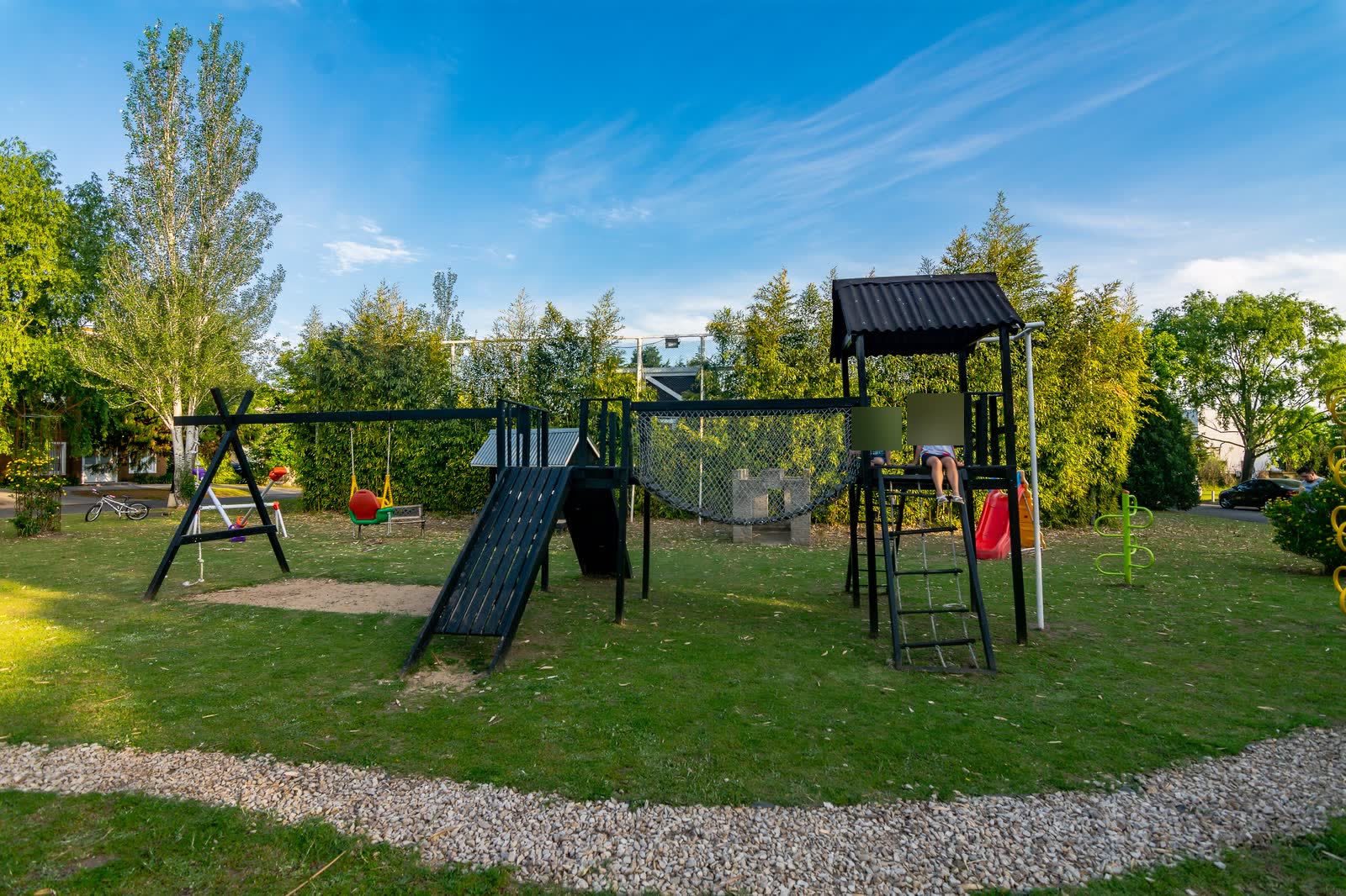 Plaza y juegos
